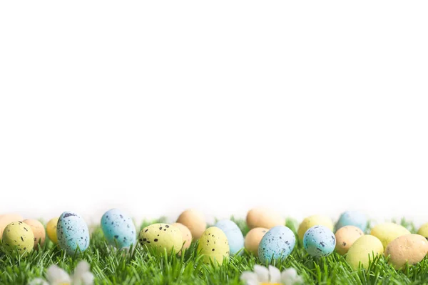 Mazzo di uova di Pasqua in colori pastello sull'erba — Foto Stock