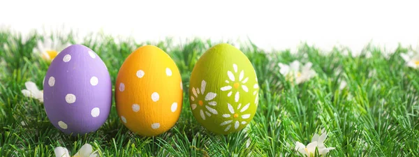 Mazzo di uova di Pasqua in colori pastello sull'erba — Foto Stock