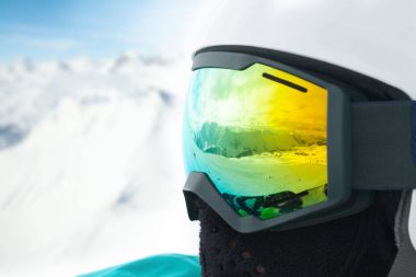 Kar maskesi yansıyan dağlar