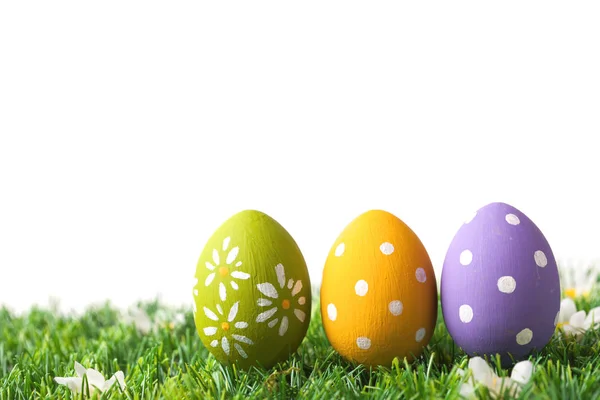 Fila de huevos de Pascua en la hierba — Foto de Stock