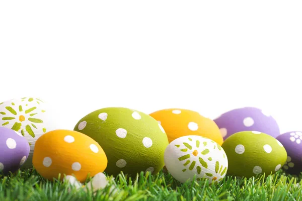 Färgglada ägg och grönt gräs — Stockfoto
