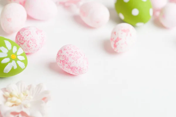 Huevos de Pascua rosados sobre fondo claro — Foto de Stock