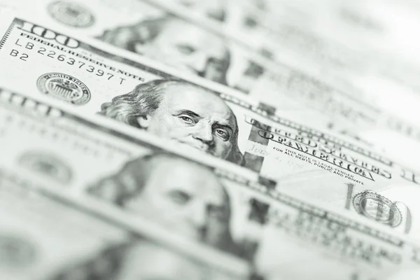 Rij van honderd Amerikaanse dollarbiljetten — Stockfoto