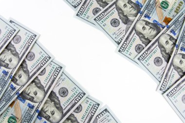 Satır yüz dolarlık banknot yukarı ve aşağı