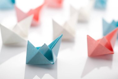 Kağıt gemi kullanarak liderlik kavramı