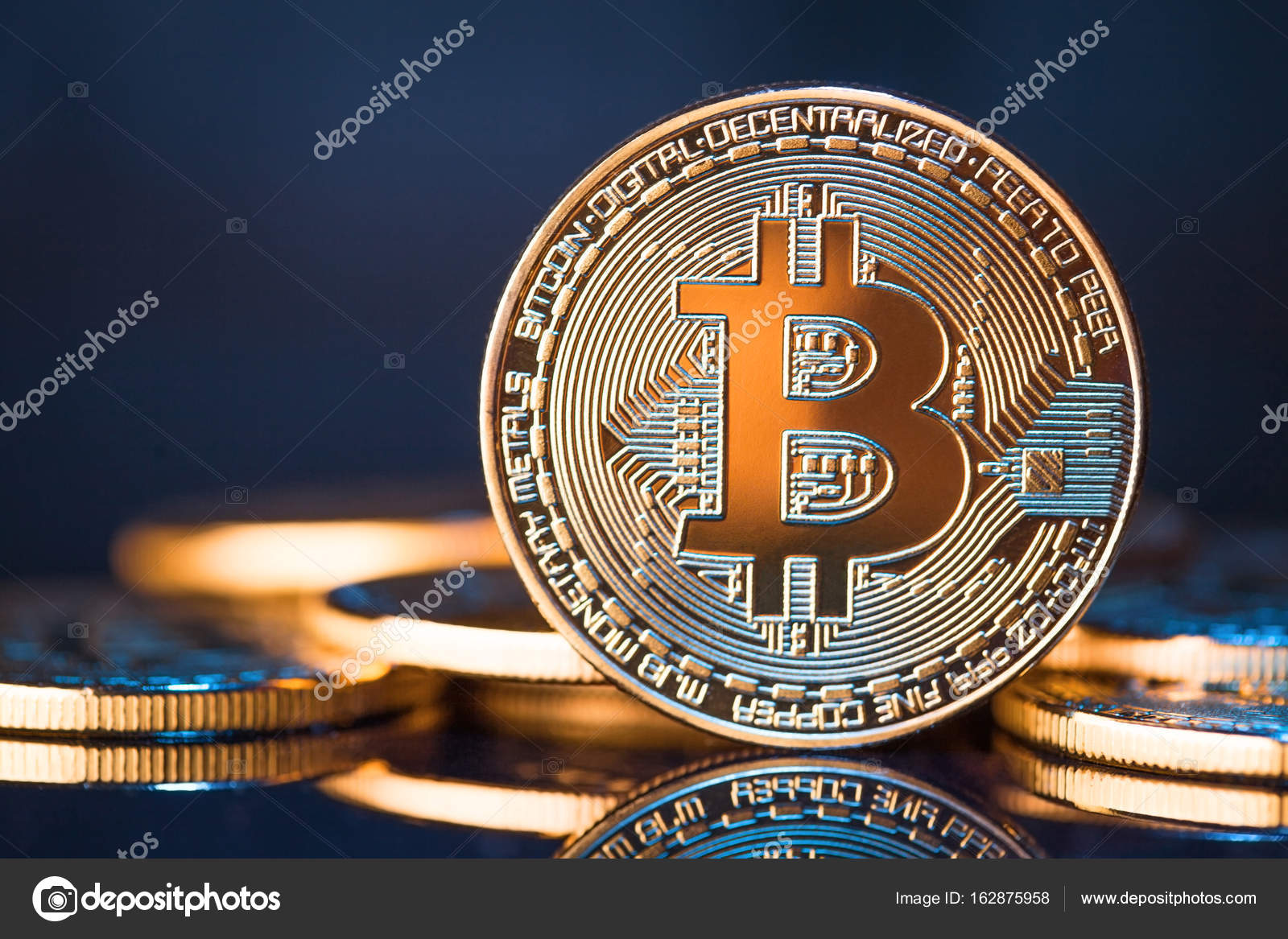 蓝色背景上的金色币—— 库存社论照片© fotomaximum #162875958