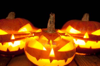 Cadılar Bayramı Balkabağı kafa jack fener koyu arka plan üzerinde