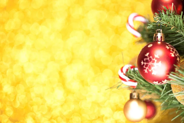 Weihnachten geschmückter Tannenbaum mit Kugeln — Stockfoto