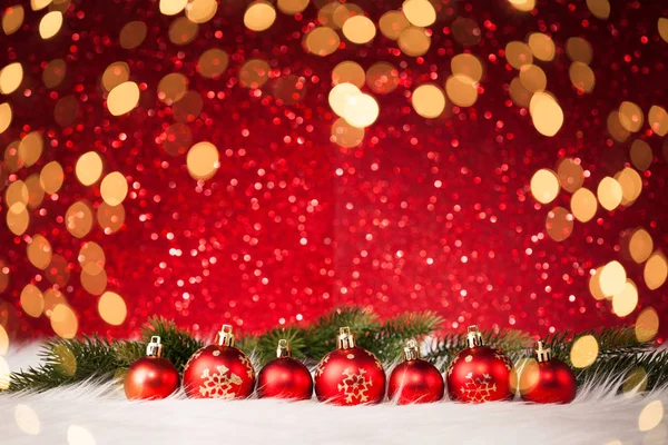 Bolas de Navidad y árbol — Foto de Stock