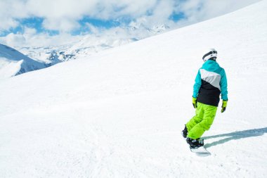 Snowboard kadın arka plan manzara karlı yüksek dağların üzerinde