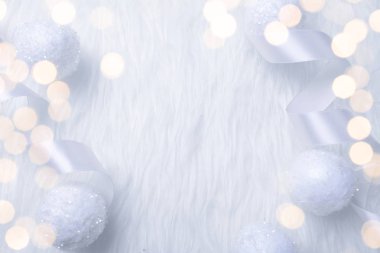 Noel tatil kompozisyon beyaz kürk arka plan üzerinde