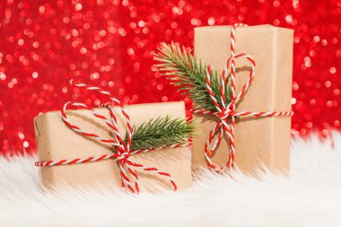 iki kutu kırmızı parlak arka plan üzerinde hediye