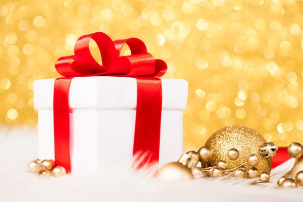 De doos van de gift van Kerstmis tegen goud bokeh achtergrond — Stockfoto