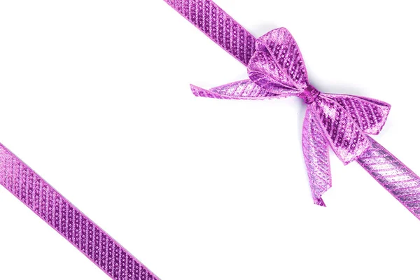 Фиолетовый бант, завязанный шелковой лентой — стоковое фото