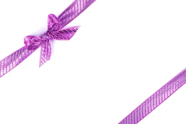 Фиолетовый бант, завязанный шелковой лентой — стоковое фото