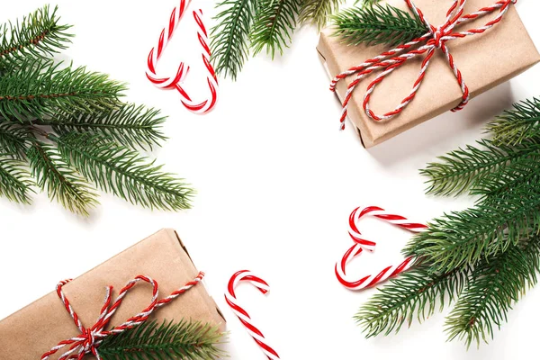 Weihnachtsgeschenke mit Baum und Süßigkeiten — Stockfoto