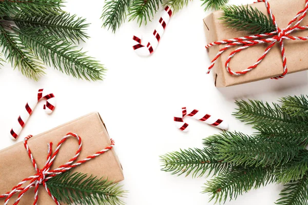 Presente de Natal, árvore e ornamento no fundo branco — Fotografia de Stock