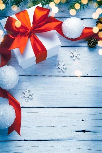 Vánoční dárková krabice s dekorací — Stock fotografie