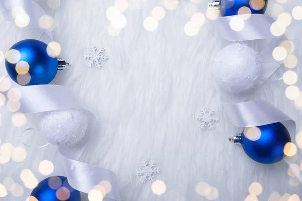 Decoração de Natal branco e azul com faíscas — Fotografia de Stock