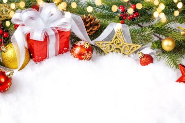 Kar kırmızı kutu Noel hediyeleri