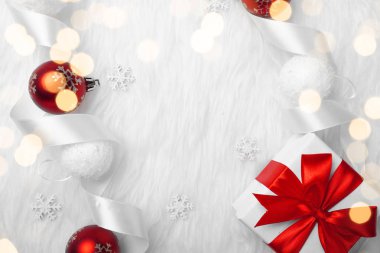 Noel tatil kompozisyon beyaz kürk arka plan üzerinde