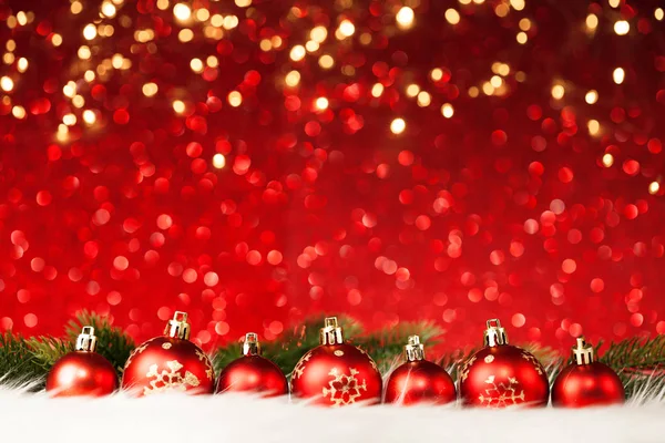 Bolas de Navidad y árbol — Foto de Stock