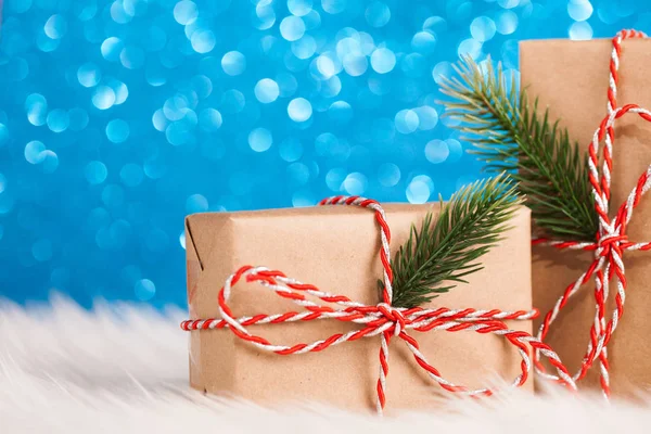 Christmas kraft gift auf blauem hintergrund — Stockfoto