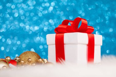 Noel hediye kutuları parlak mavi gecede