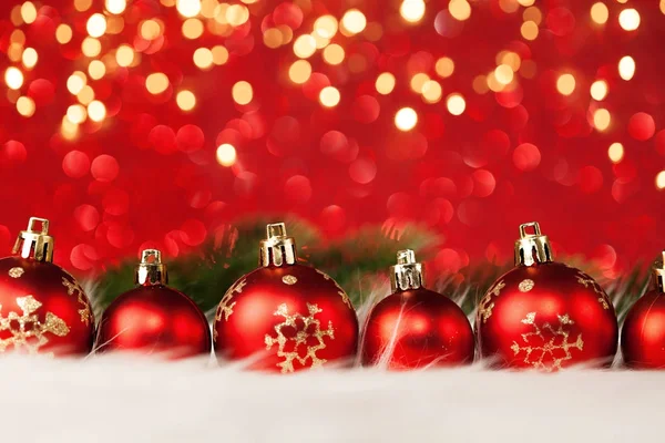 Decoración de Navidad sobre el fondo de brillo rojo. Año nuevo tarjeta de felicitación plantilla — Foto de Stock