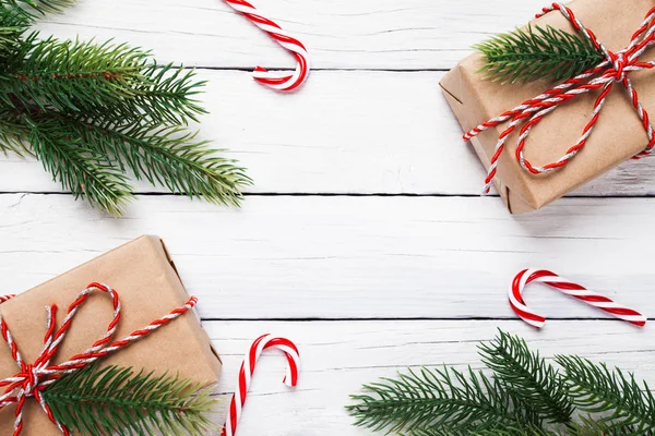Weihnachtsgeschenk mit Baum und Süßigkeiten — Stockfoto