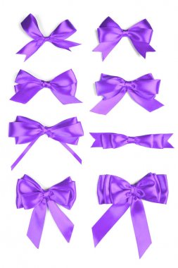 Beyaz arka plan üzerinde parlak mor saten kurdele