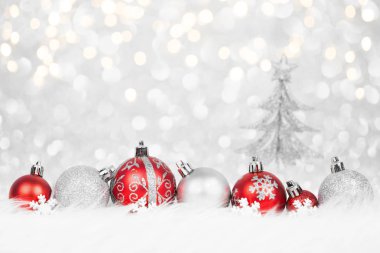 Renkli topları ile Noel kompozisyon olduğunu