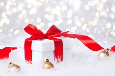 Noel hediyesi sarı topları yay ile