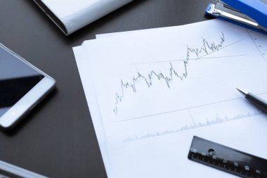 Mali grafikler üzerinde ofis masaları