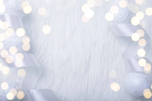 Composición navideña sobre fondo de piel blanca —  Fotos de Stock