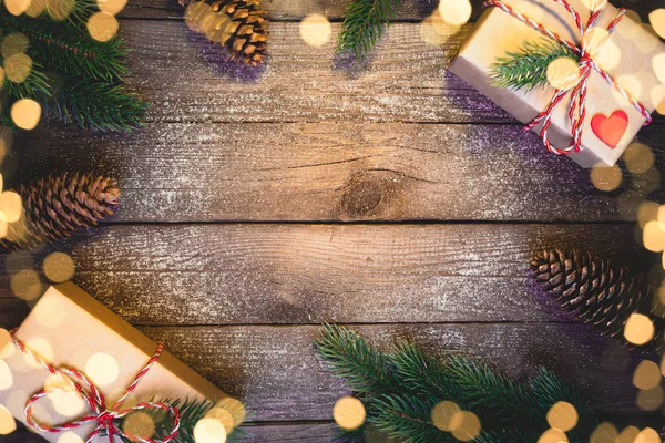 크리스마스 선물 상자 나무 배경에 전나무와 상위 보기 — 스톡 사진