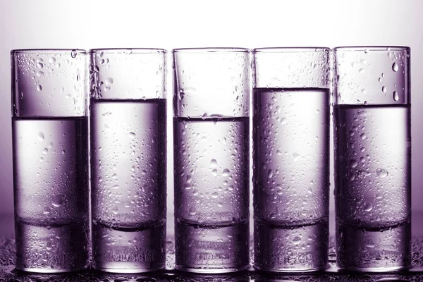 Ряд бокалов для водки — стоковое фото