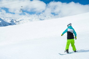 Snowboard kadın arka plan manzara karlı yüksek dağların üzerinde