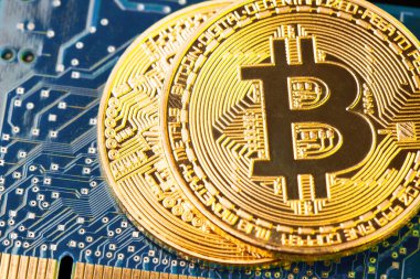 Bilgisayar devre kartı üzerinde altın Bitcoin Cryptocurrency.