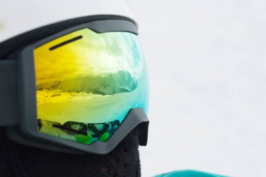 Bir kadın snowboard maskesi dağlarda yansıması