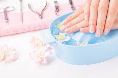 Manikürlü kadın elleri