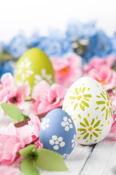 Coloridos huevos de Pascua y flores — Foto de Stock