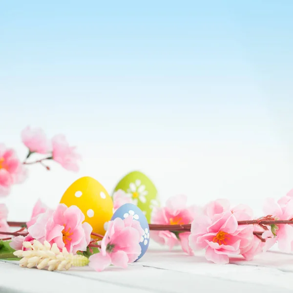 Huevos de Pascua en una mesa de madera — Foto de Stock