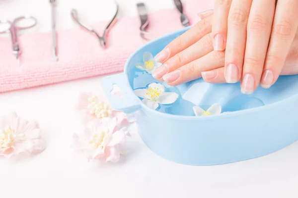 Vrouwelijke handen met manicure — Stockfoto