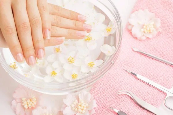 Vrouwelijke handen met manicure — Stockfoto