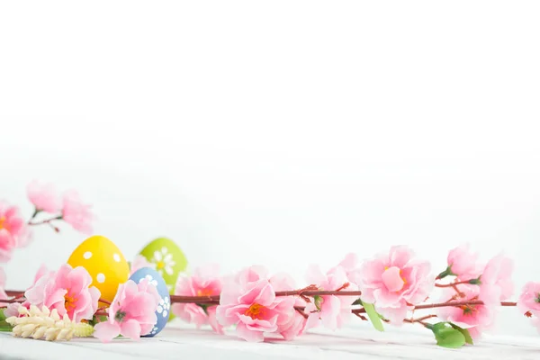 Uova di Pasqua su sfondo blu di legno — Foto Stock