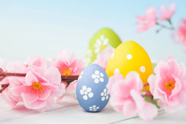 Coloridos huevos de Pascua y flores —  Fotos de Stock