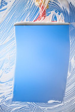 çekçek mavi gökyüzü ile pencere Temizleme