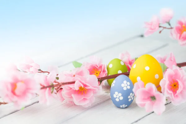 Coloridos huevos de Pascua y flores — Foto de Stock