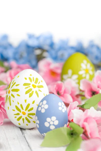 Buntes Osterei vor rustikalem Holz-Hintergrund — Stockfoto